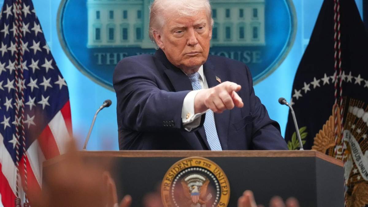 El presidente Donald Trump habla con reporteros en la Casa Blanca en Washington, el 6 de abril del 2026