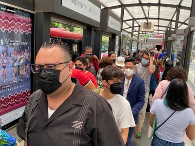 Canadá ya no requerirá mascarillas en aviones por covid-19