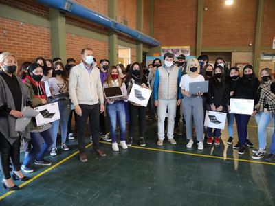 Neuquén apuesta a reducir la brecha digital: el gobernador entregó otras 160 notebooks