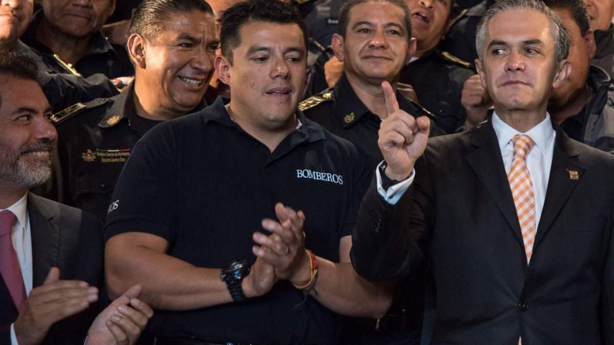 Ismael Figueroa junto con Miguel Ángel Mancera
