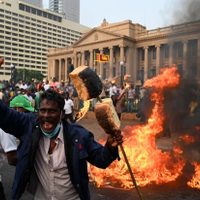 Toque de queda y renuncia del primer ministro, tras semanas de protestas: qué pasa en Sri Lanka