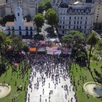 Miles de manifestantes desafían en Argentina el ajuste de Milei en protestas sin mayor violencia
