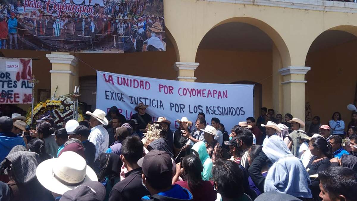 Pobladores de Coyomeapan durante los funerales de tres de sus habitantes