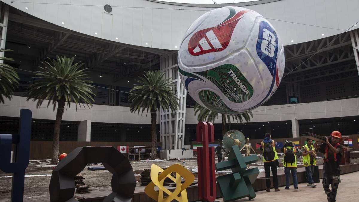 Balón oficial del MUndial en el AICM