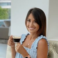 Desde la escalera y con un look veraniego, Antonela Roccuzzo se robó todas las miradas en la web