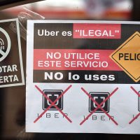 Taxistas protestan en la Terminal 1 del AICM contra Uber y Cabify