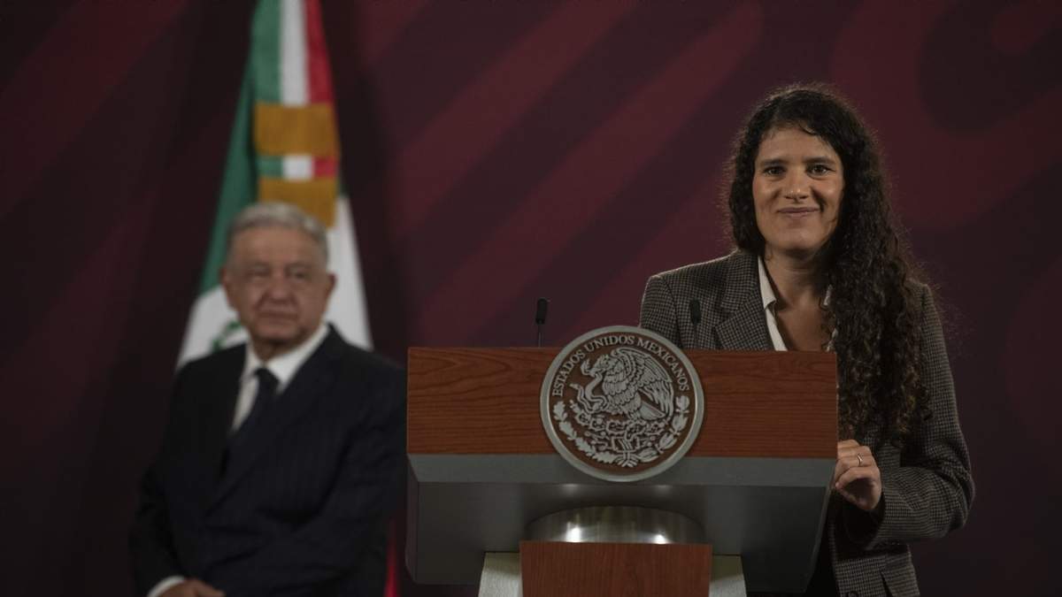 Bertha Alcalde Luján y el presidente López Obrador durante una conferencia matutina en Palacio Nacional