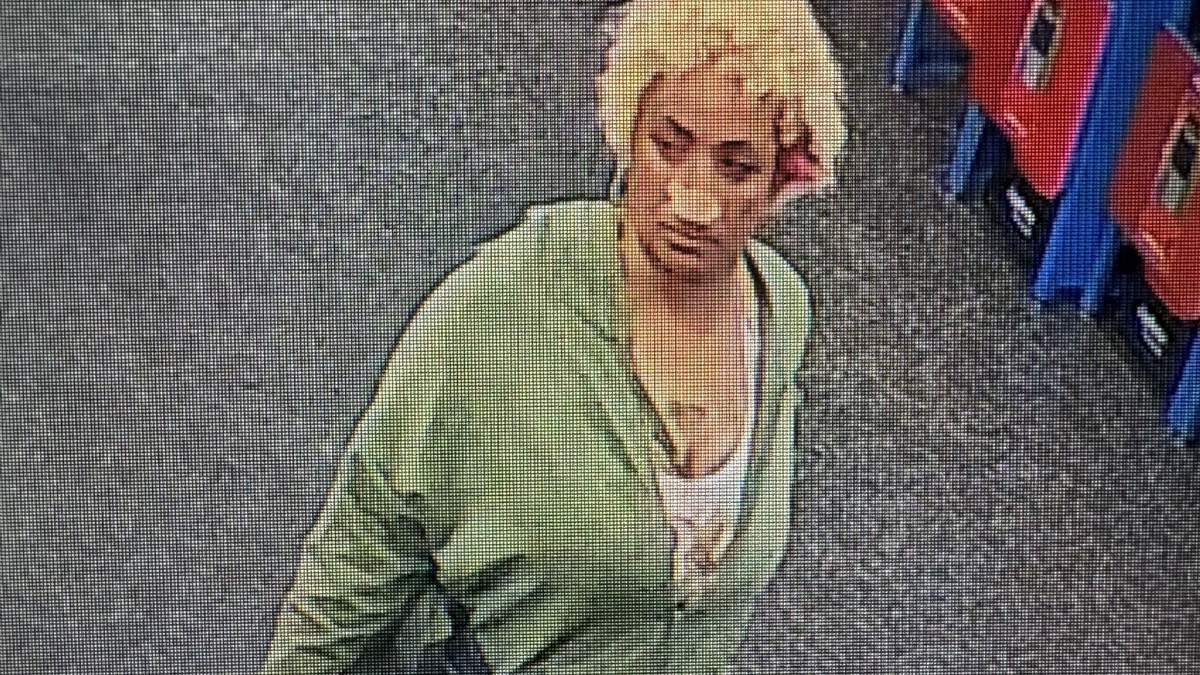 Esta imagen tomada del video de una cámara de vigilancia y difundida por el Departamento de Policía de Biloxi muestra a Camille Benson caminando por una tienda Walmart de Biloxi, Mississippi