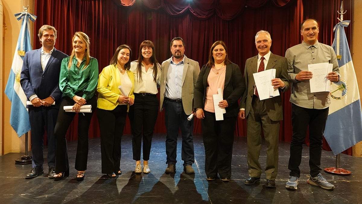 Entrega de diplomas en Villa La Angostura. Fuente: (Julieta Corroza).