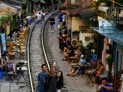 Hanói cierra los cafés junto a las vías porque las personas se ponen en peligro para sacarse selfies