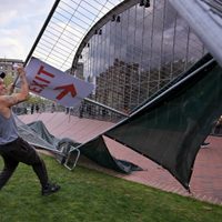 Manifestantes atraviesan barricada y retoman campamento propalestino en el MIT