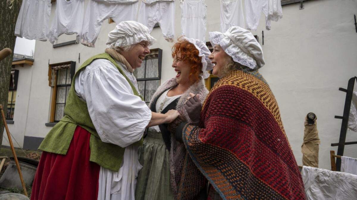 Personas con disfraces de la Inglaterra del siglo XIX, época en la que vivió Charles Dickens, participan en un festival dedicado al autor, en Deventer, Holanda
