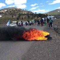 Municipales interrumpen de forma total el tránsito en el acceso a Caviahue