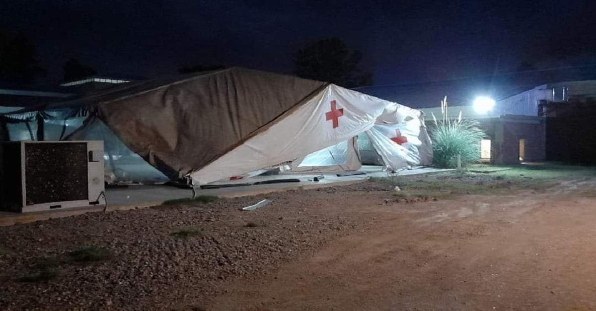 La lluvia y el viento provocaron daños en un centro médico. Fuente: (Twitter)