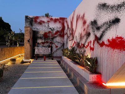 Activistas climáticos vandalizan casa de Messi en Ibiza (Video)