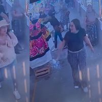Mujeres rocían cloro a trajes típicos en Juchitán; causan daños por 35 mil pesos