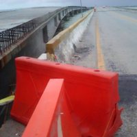 Cierran carril en Puente de la Unidad por nuevo socavón