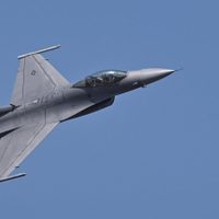 Conflicto de Malvinas: Gran Bretaña en alerta por la compra de aviones F-16 por parte de Argentina