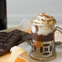 La bebida ideal para días fríos: chocolate caliente con vino