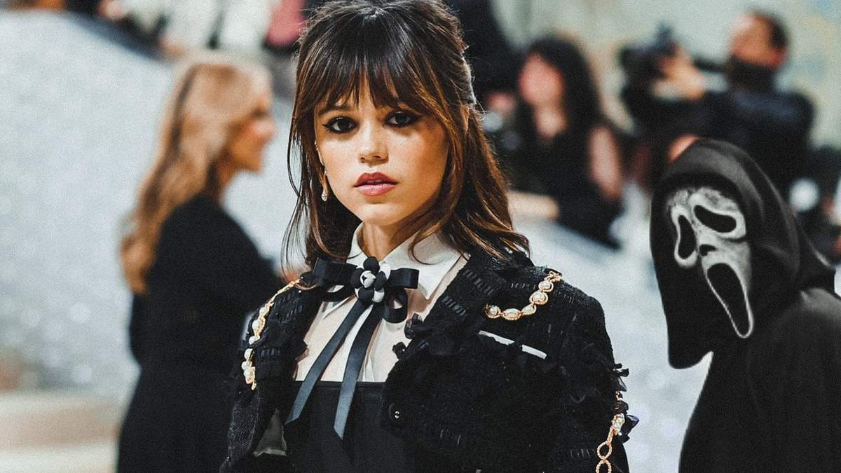 En la imagen, la actriz Jenna Ortega y el personaje Ghostface, de la cinta Scream