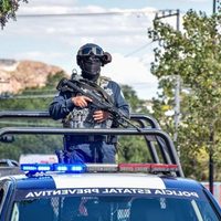 Enfrentamiento entre policías y civiles armados deja dos muertos; bloquean carreteras