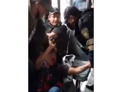 Evitan ser asaltados y propinan golpiza a presunto ladrón arriba de un camión en Tláhuac