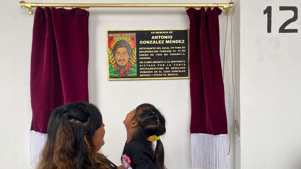 Develan en Chiapas placa en honor a indígena chol desaparecido miembro del EZLN