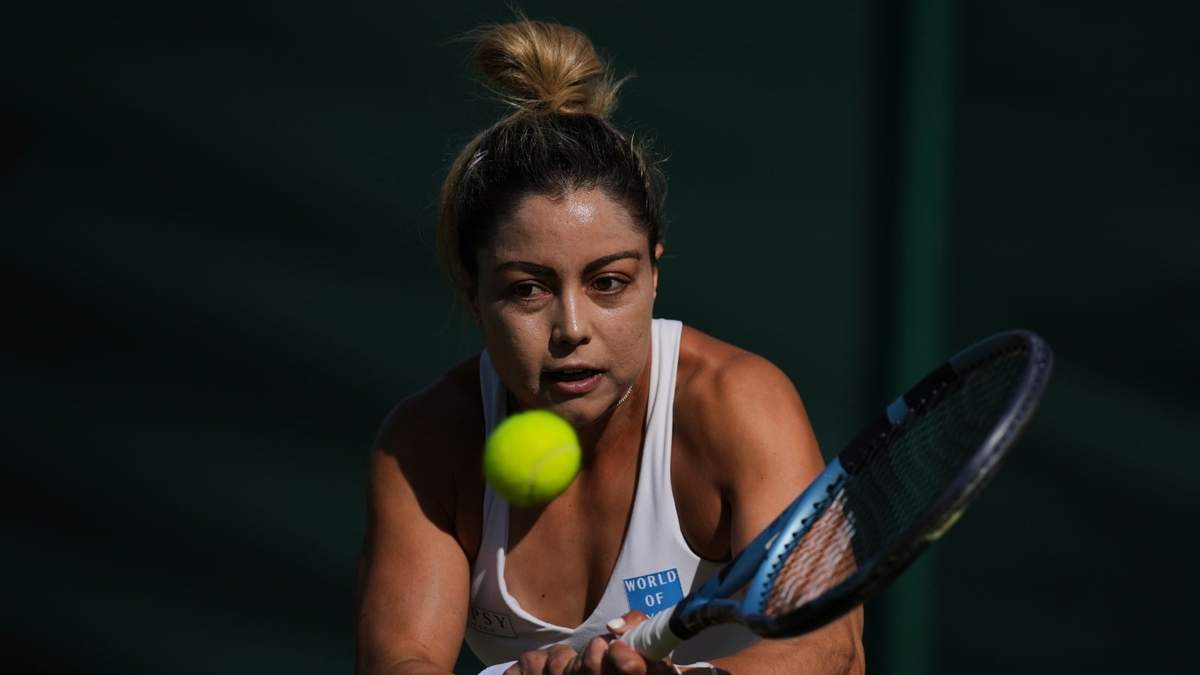 Renata Zarazua devuelve la pelota a Amanda Anisimova, de Estados Unidos, durante su partido individual femenino de segunda ronda en el Campeonato de Tenis de Wimbledon en Londres