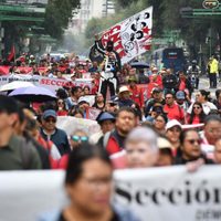 CNTE vuelve a tomar las calles en CDMX; exige homologación de prestaciones y bonos