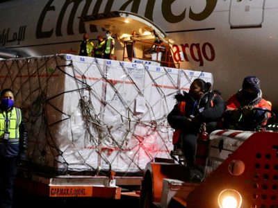 Llega a México primer lote de 870 mil dosis de la vacuna de AstraZeneca