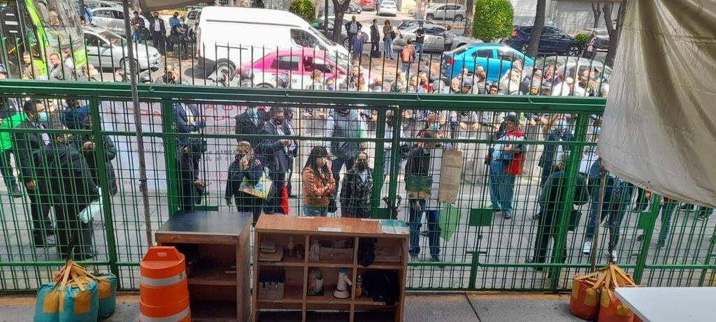 La manifestación en la sede de la JLCA