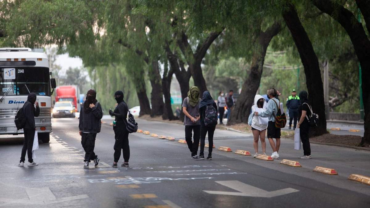 Grupo de encapuchados en Insurgentes sur