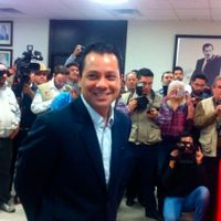 Precandidato priista presume que recibe asesorías gratuitas del exdirector del FBI