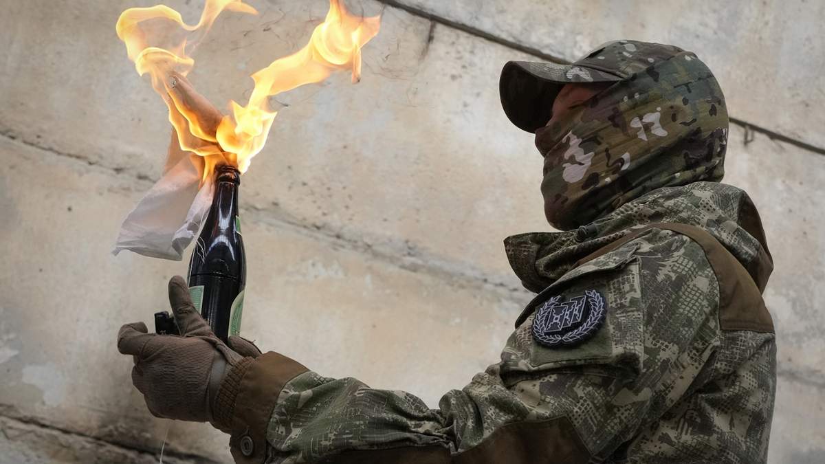 Un voluntario practica con una bomba molotov durante el entrenamiento de formación en un campo de combate cerca de Kiev, Ucrania.