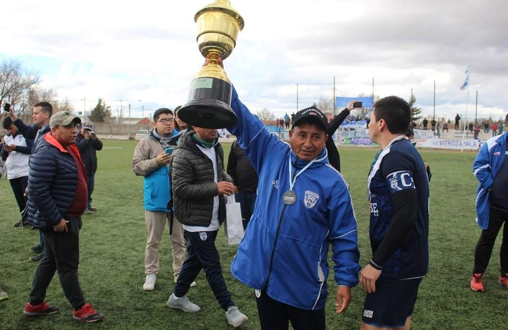 "Pitu" Castro levanta la Copa Campeón de Primera División.