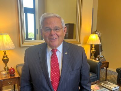 Presentan cargos a senador demócrata Bob Menendez por sobornos