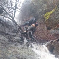 Una cabo de la policía de Río Negro, salvó a un niño que subió a una cascada en El Bolsón