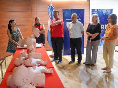 Salud entregó 16 centrífugas para hospitales y 22 maniquíes con torsos de simulación para el SIEN