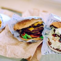 ¡Rápidas para el recorte! Empresas de fast food redujeron salarios y ahora negocian con los gremios