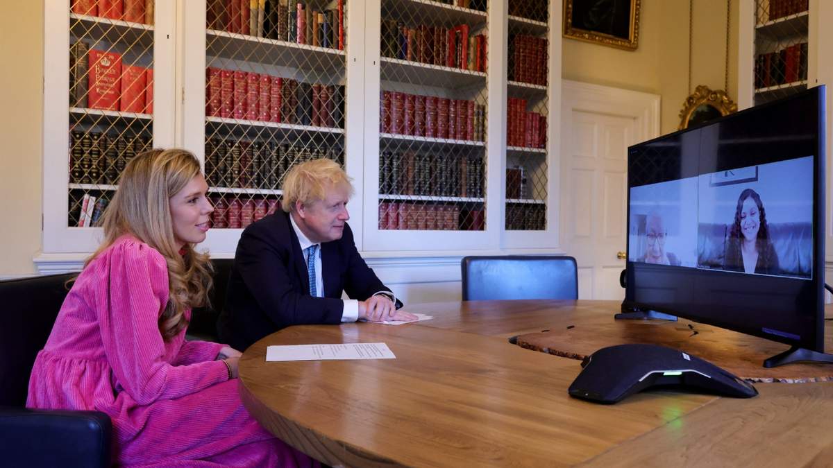 El primer ministro Boris Johnson y su esposa, Carrie