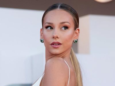 La reina de Netflix: Ester Expósito rompió el "dress code" de Venecia y sorprendió