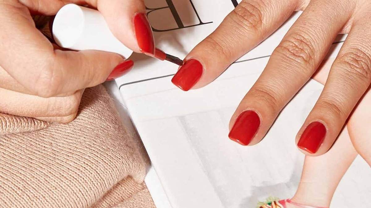 Si prefieres dar un respiro a tus uñas de los químicos, puedes usar una alternativa más amable