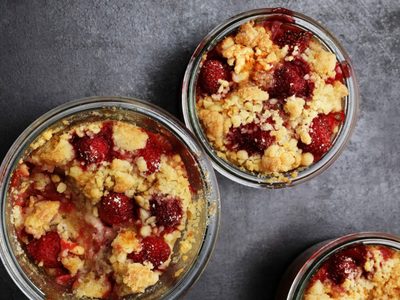 Con 4 ingredientes, hacé este delicioso crumble de frutillas, ideal para merendar o comer de postre