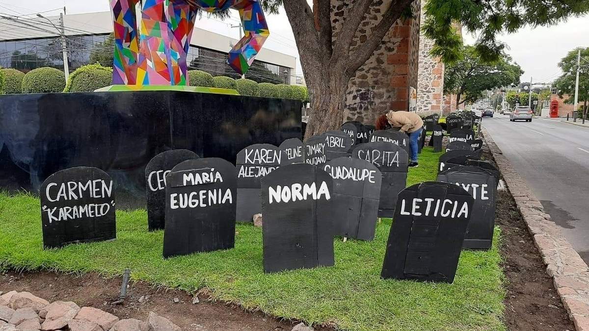 Lápidas con el nombre de mujeres violentadas fueron puestas en los Arcos