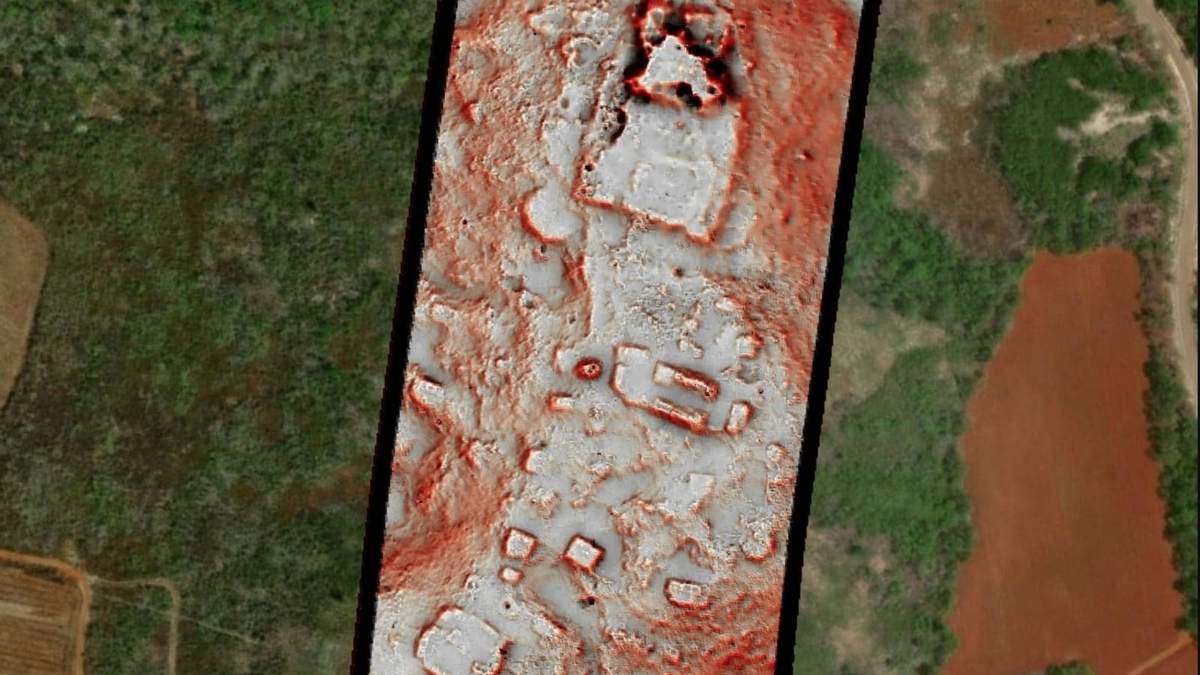 Los edificios antiguos agrupados en la cima de una colina se revelan mediante un estrecho transecto de datos de estudio lidar, mientras que una imagen satelital revela la agricultura moderna y la construcción de carreteras en los valles - NAU
