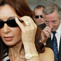 "Periodismo ouija": Clarín publicó fake news sobre el matrimonio Kirchner y quedó expuesto en redes