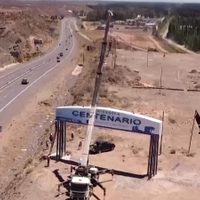 De película: pusieron el arco de bienvenida a Centenario al costado de la ruta
