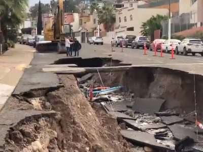 Lluvias en Baja California abren un socavón de 15 metros; hay escuelas y viviendas dañadas