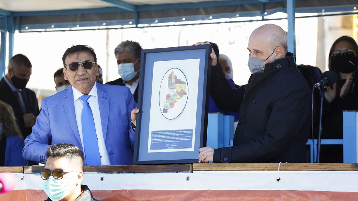 Autoridades locales y provinciales durante el acto de celebración por el aniversario de Cutral Co. Fuente: (Twitter)
