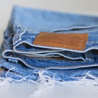 Con un jean viejo o roto: mirá cómo crear estos aritos denim súper coquetos